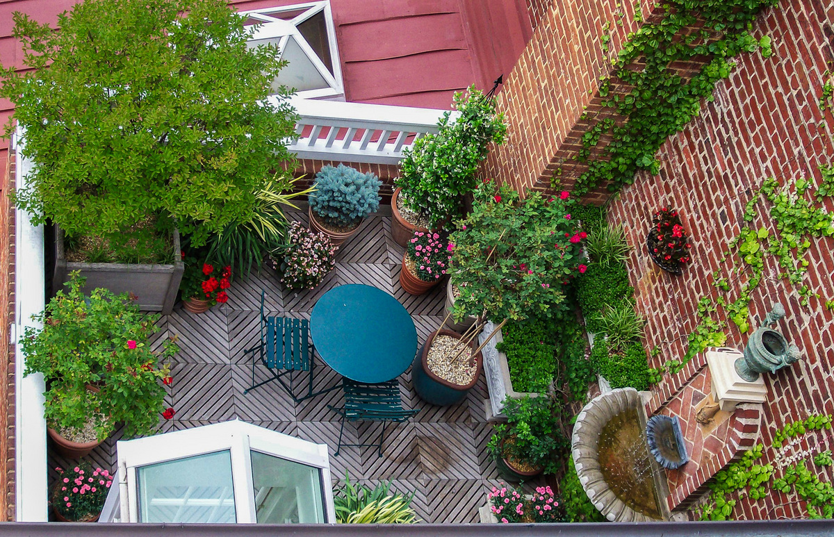 A birds-eye view of a rooftop garden in the city. : Rooftop and Balcony Gardens : CITYSCAPES® Landscaping LLC
