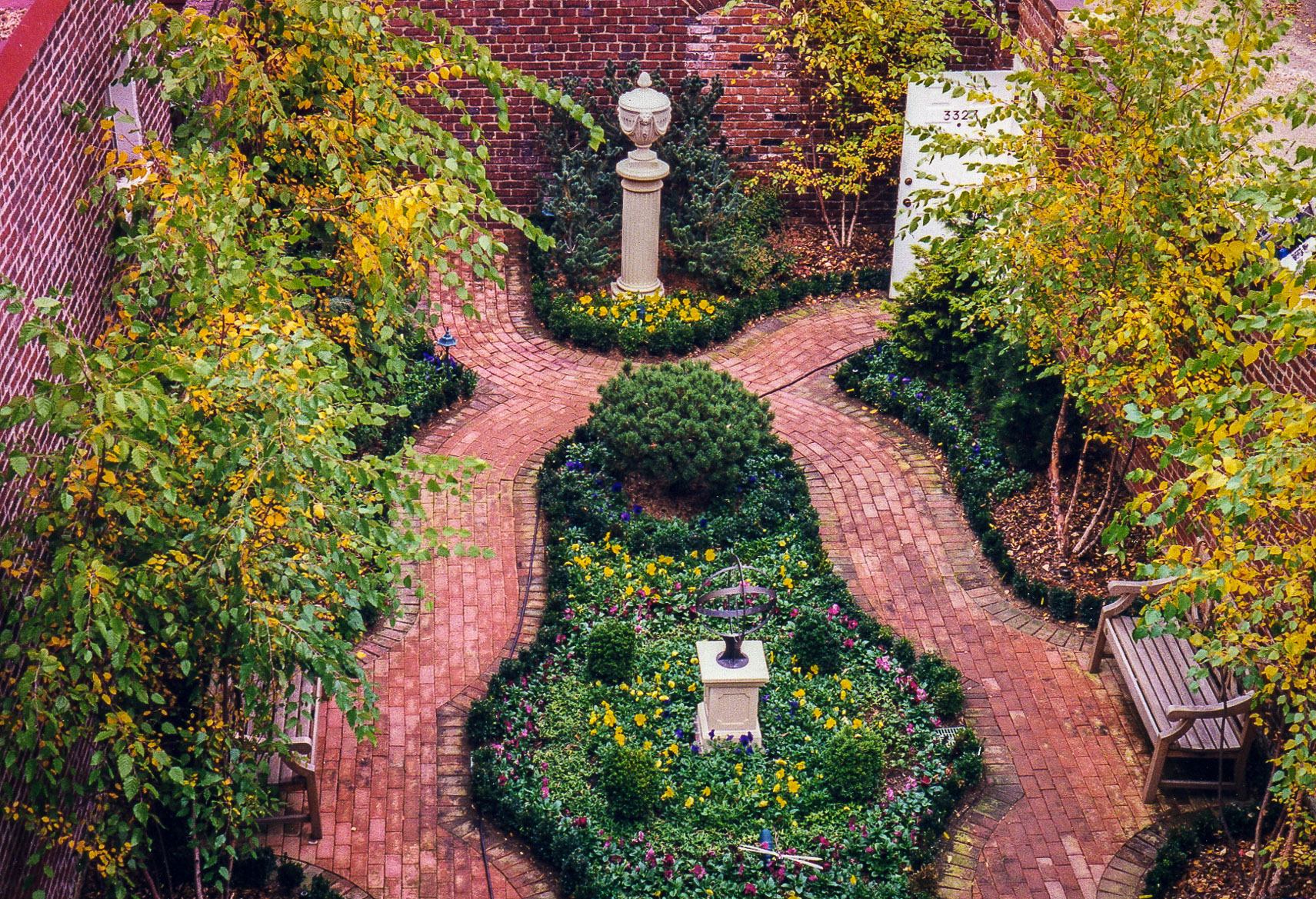 Regular leaf removal and fall annuals extends the use of the garden through autumn. : Maintenance : CITYSCAPES® Landscaping LLC