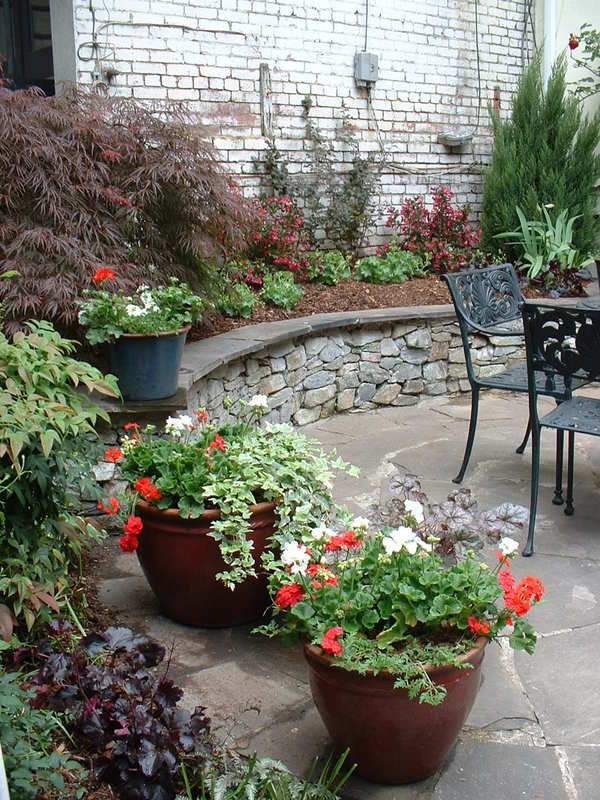 A curved stone wall softens a back yard flagstone patio. : Garden Details : CITYSCAPES® Landscaping LLC