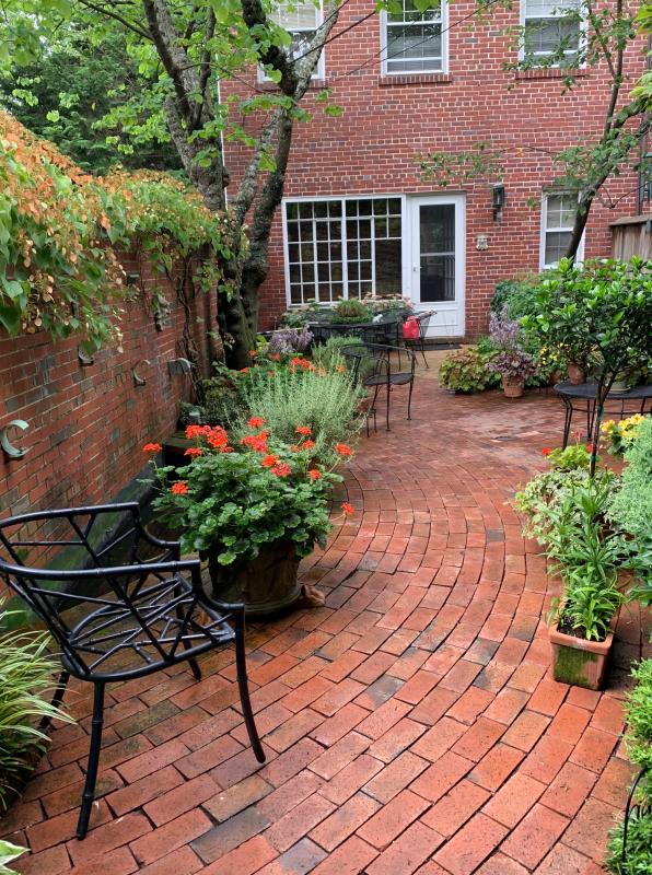 Planters and seating can move around for optimal arrangements. : Georgetown, Capitol Hill, and NW Gardens : CITYSCAPES® Landscaping LLC